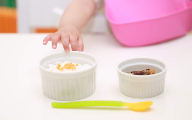 離乳食と赤ちゃんの手
