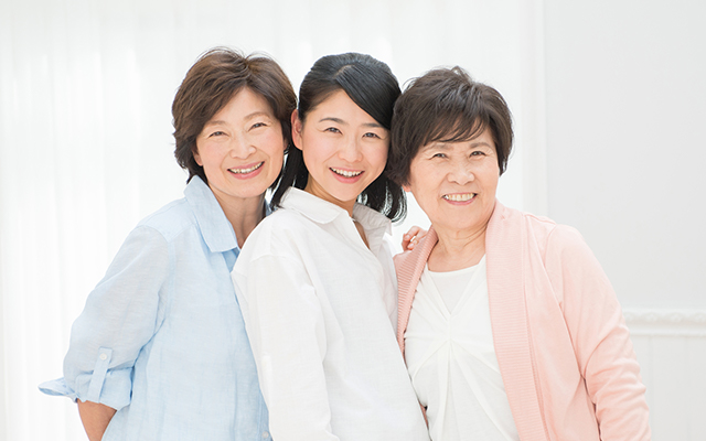 様々な年代の女性３人