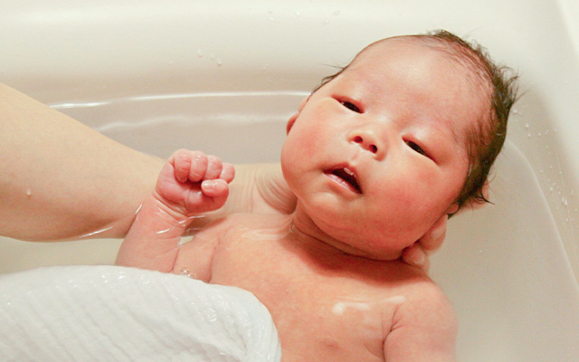 沐浴中の赤ちゃん