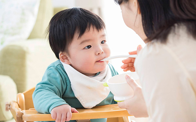 離乳食を食べる赤ちゃん